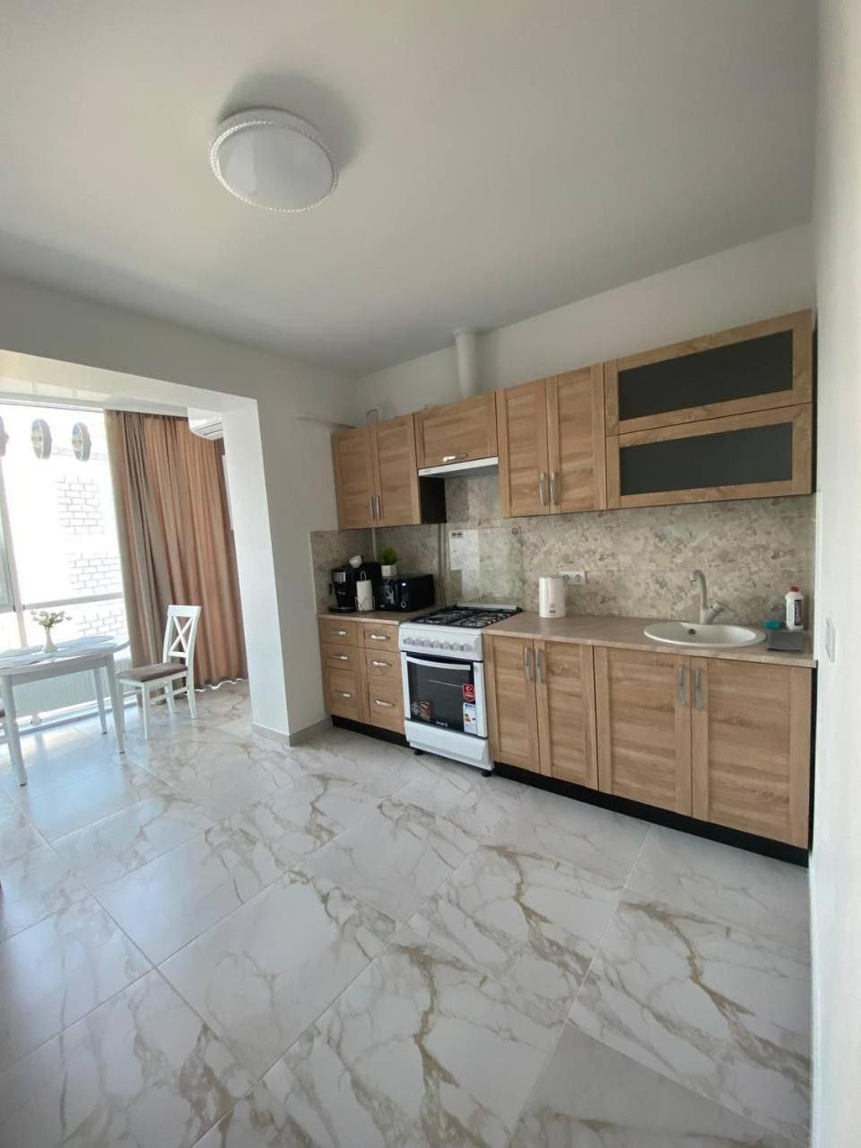 Atlant Luxury Big Family Five Apart On Golovna Поряд З Тц Депот Wi Fi 24 На 7 Чернивци Екстериор снимка